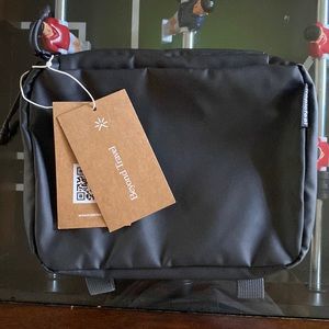 NWT Tropicfeel Fidlock Toiletry Bag